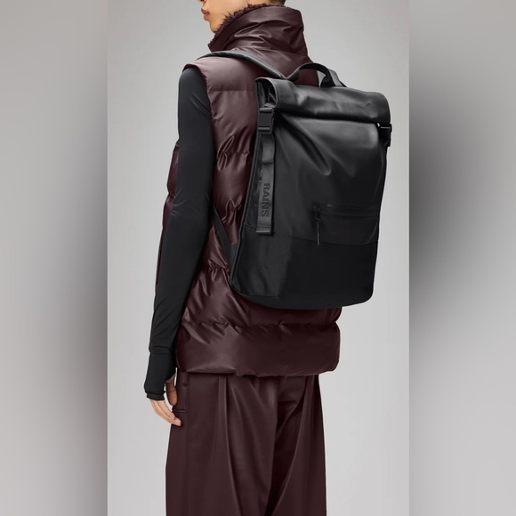 Rains Trail Rolltop Backpack in Waves (Blue & Black) NWT - Picture 2 of 9